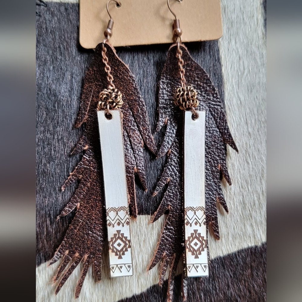 Genuine western style leather feather earrings with bronze chain and beads - Picture 4 of 4
